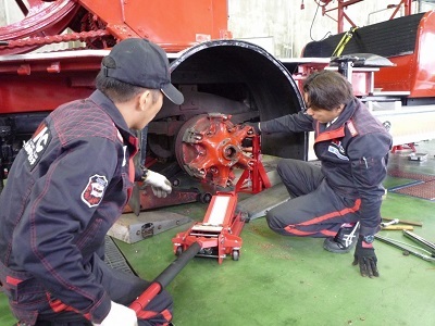車輪ハブ修復作業の写真