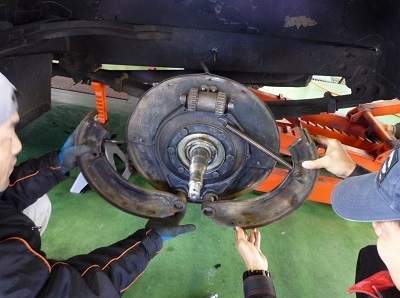 ブレーキ修復作業の写真