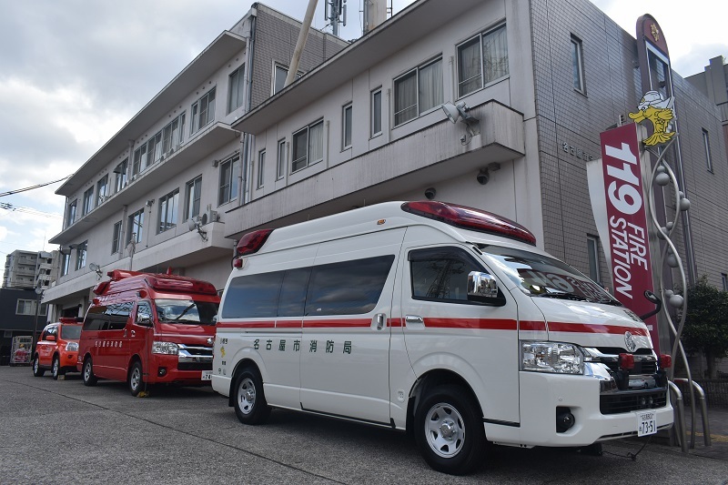 写真:守山消防署前で寄贈していただいた救急車を撮影しました