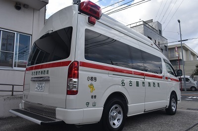 写真:右斜め後ろから見た救急車です。「小椋号」の愛称が表記されています。