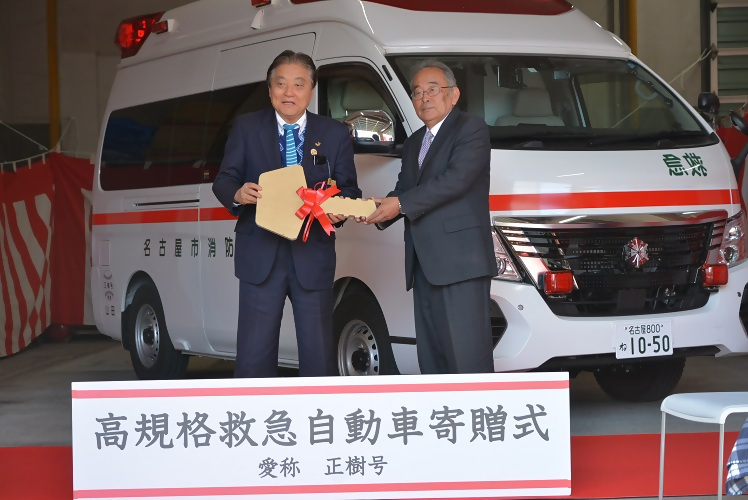 写真:佐野様から寄贈車両鍵を渡しました。