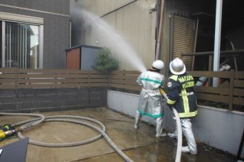 写真:消火活動を行う消防団員