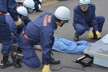 写真:救助訓練を行う消防団員