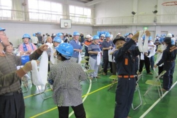 写真:応急手当指導を行う消防団員