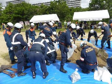 写真:空調服を着用して訓練に挑む消防団員の姿を掲載しております。