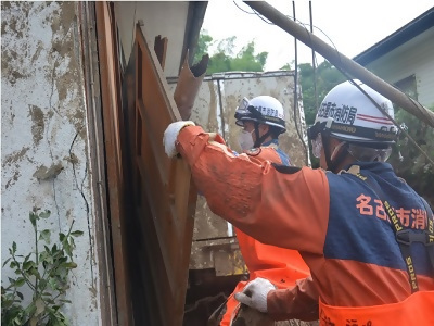 静岡県土砂災害の家屋内を確認する写真