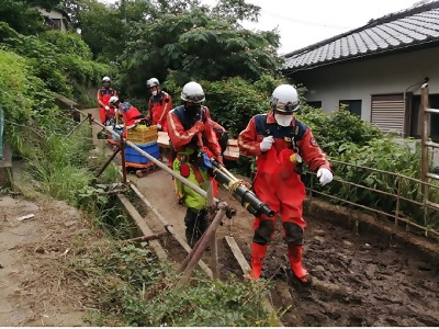 救助資機材を搬送する隊員の写真
