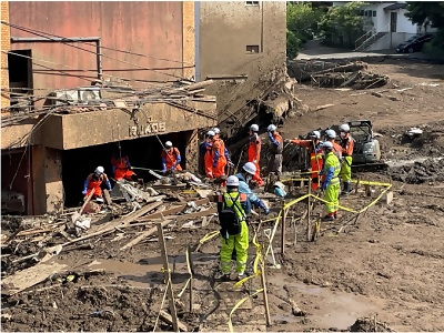 土砂災害現場で捜索活動をする写真