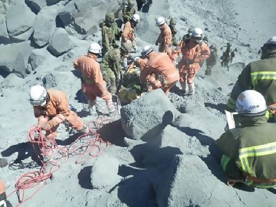 救助隊員が捜索活動をする写真 その2