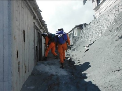 救助隊員が山小屋を確認する写真