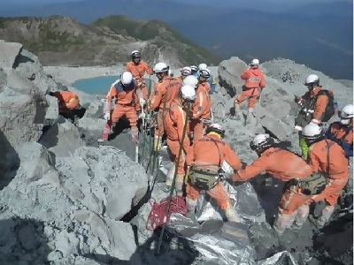 救助隊員が捜索活動をする写真 その1