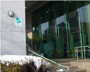 写真:津波避難ビル表示シールが貼りつけられた施設