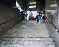 写真：地下の出入り口から水が流れ込む様子