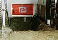 写真：地上から見た地下の出入り口に水が流れ込む様子