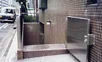 写真：地上にある地下の出入り口