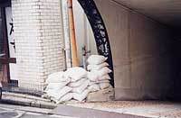 写真：地下への出入り口に置かれた土のう