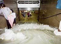 写真：地下に水が流れ込む様子