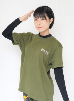 さばいどるかほなんさんの写真です。右手で敬礼をしています。