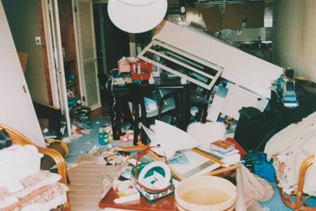 写真:転倒した家具