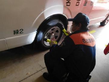 写真:手持ちライトで作業しようとしている様子を表しています