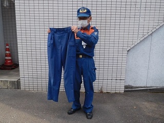 写真:大人には大人用ズボンを準備します