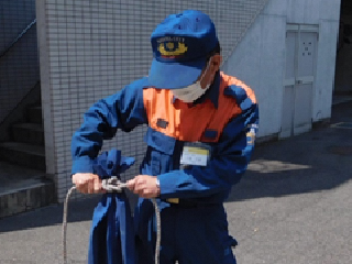 ズボンの両すそをヒモの中央で縛ります