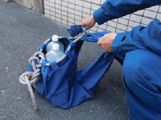 写真:ベルトを締めるように中央でヒモを縛るとリュックサックのようになります