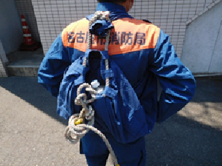 写真:リュックサックのように背負った様子