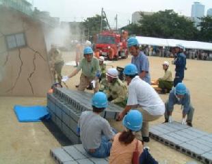 写真：倒壊家屋からの救出する訓練の様子