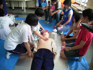 写真：AED(自動体外式除細動器)取扱い訓練