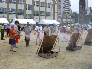 写真：訓練用水消火器を活用した初期消火訓練の様子