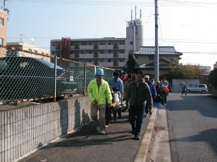 写真：負傷者搬送と避難の訓練状況