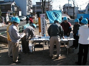 写真：現地本部にて安否情報等を集約している様子1