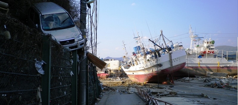 写真:東日本大震災の津波によって陸上に打ち上げられた漁船