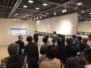 写真:ガイドツアーの様子