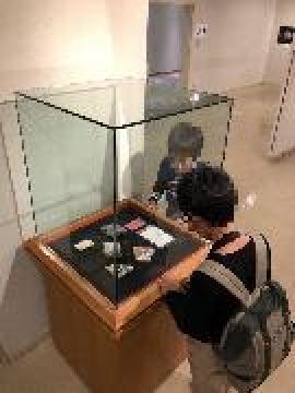 写真:被災物のタイル片を見つめる来館者