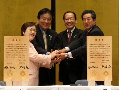 写真：左から名古屋市会議長、名古屋市長、陸前高田市長、陸前高田市議会議長の画像