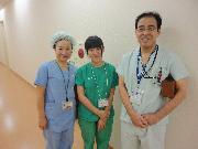 写真:中学生を歓迎する名古屋市立大学医学部附属病院の医師と看護師