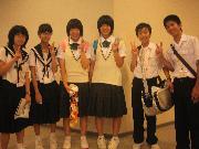 写真:名古屋市科学館を案内してくれた前津中学校の生徒たち