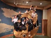 写真:名古屋城を案内してくれた丸の内中学校の生徒たち