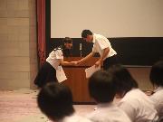 写真:フレンドシップ協定を結び握手をする南陽中学校と米崎中学校の生徒