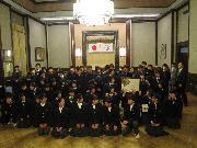 写真:寄せ書きを持ち名古屋市役所に駆けつけた神の倉中学校の生徒たち