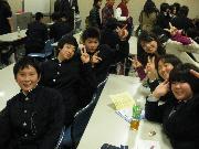 写真:笑顔で記念撮影をする中学生とTJG311の大学生