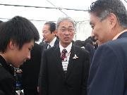 写真:名古屋まつりに登壇する小友中学校の生徒を激励に来た河村市長と、小友中校長