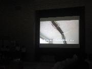 写真:公館のスクリーンに映し出される地震による被害の様子