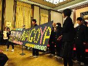 写真:人文字や寄せ書きで作った手作りの横断幕を市役所に持ってきてくれた米崎中学校の1・2年生