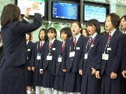 写真:名古屋市科学館で合唱を披露する広田中学校の生徒たち