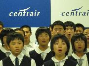 写真:セントレアで合唱を披露する気仙中学校の生徒たち