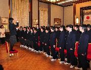 写真:名古屋市役所の正庁で合唱を披露する米崎中学校の生徒たち