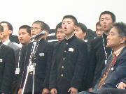 写真:名古屋まつりのステージで合唱を披露する小友中学校の生徒たち